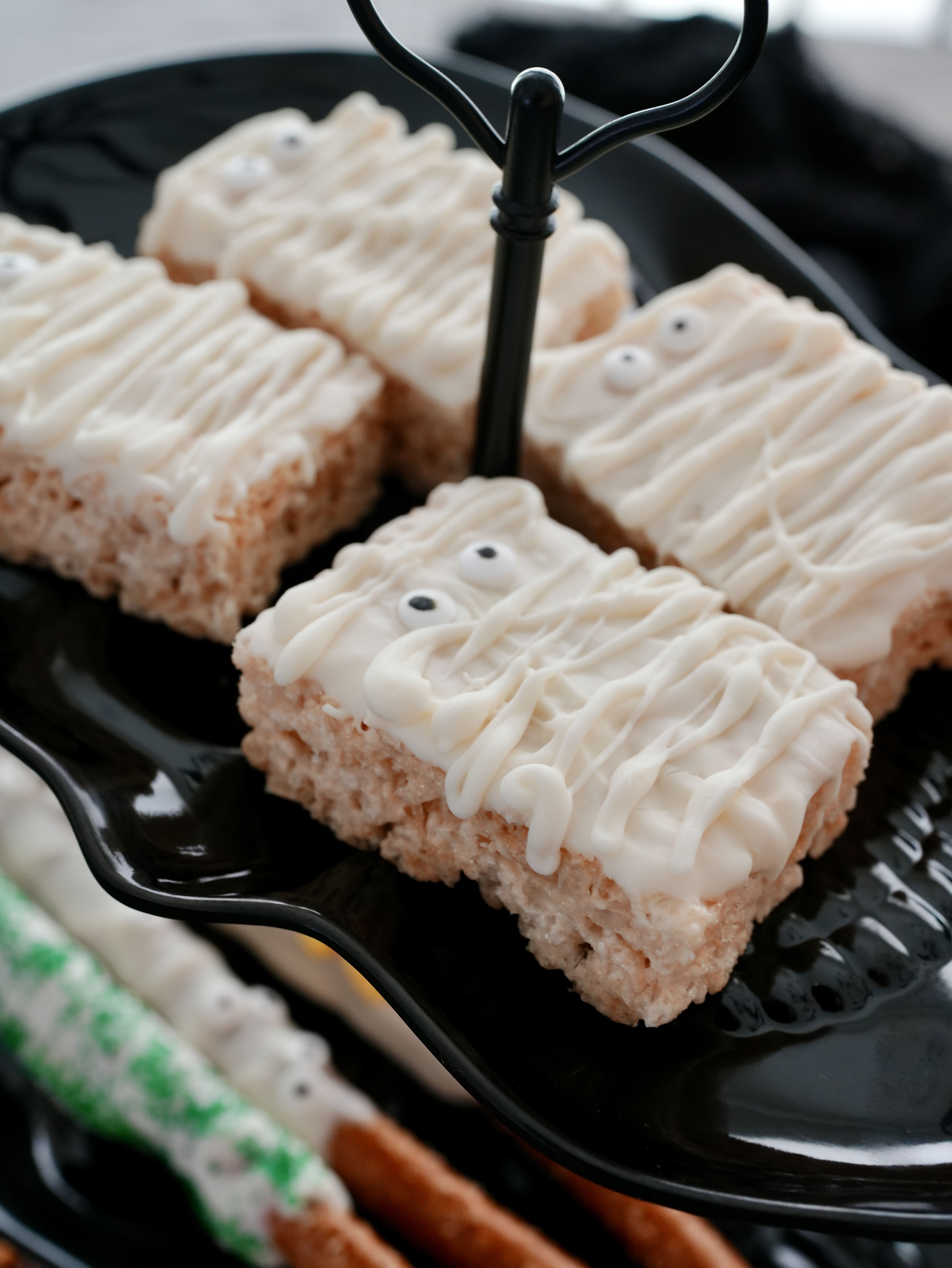 The Cutest Mummy Rice Krispies Treats for Halloween